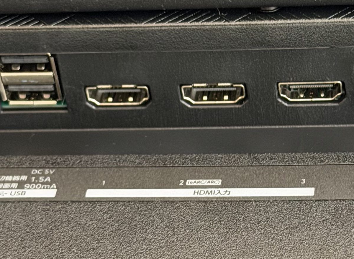 ディスプレイ背面のHDMI端子。左から3、2、1の順に並ぶ