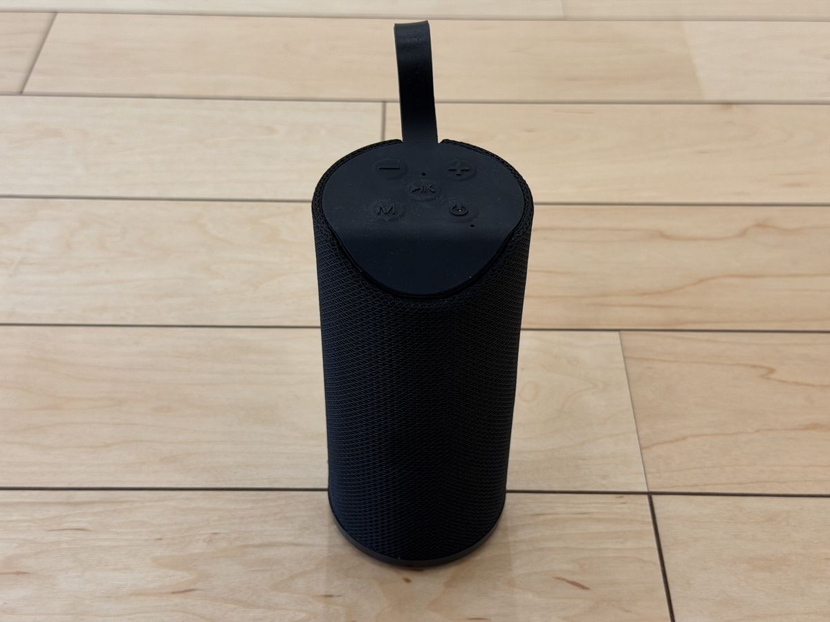 円筒形の黒いBluetoothスピーカー