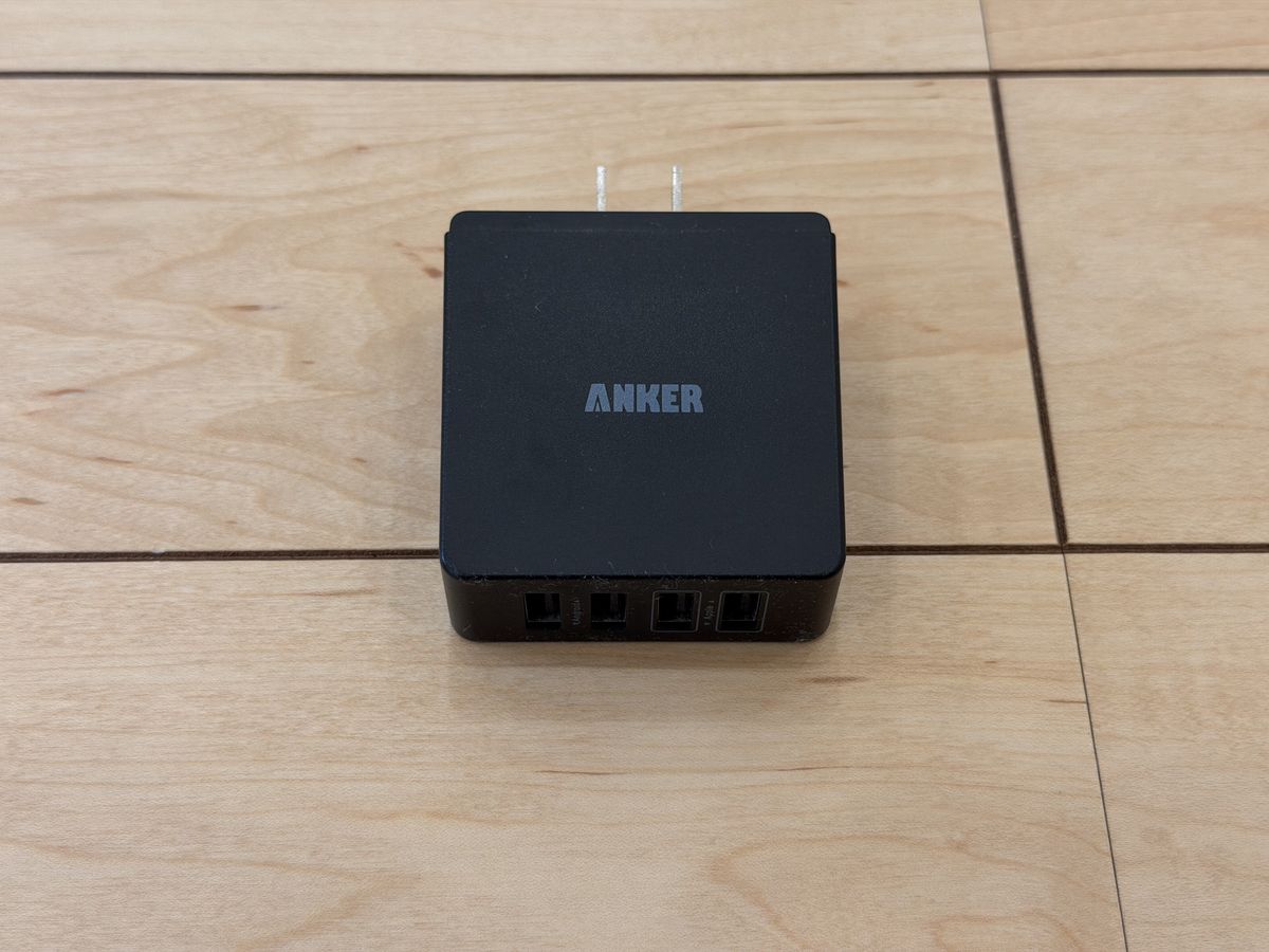 黒いUSB充電器