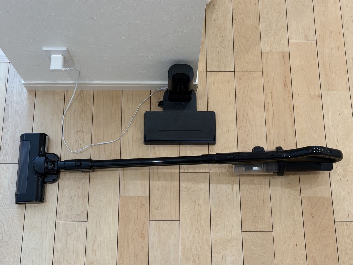 スティック型の掃除機と充電スタンド