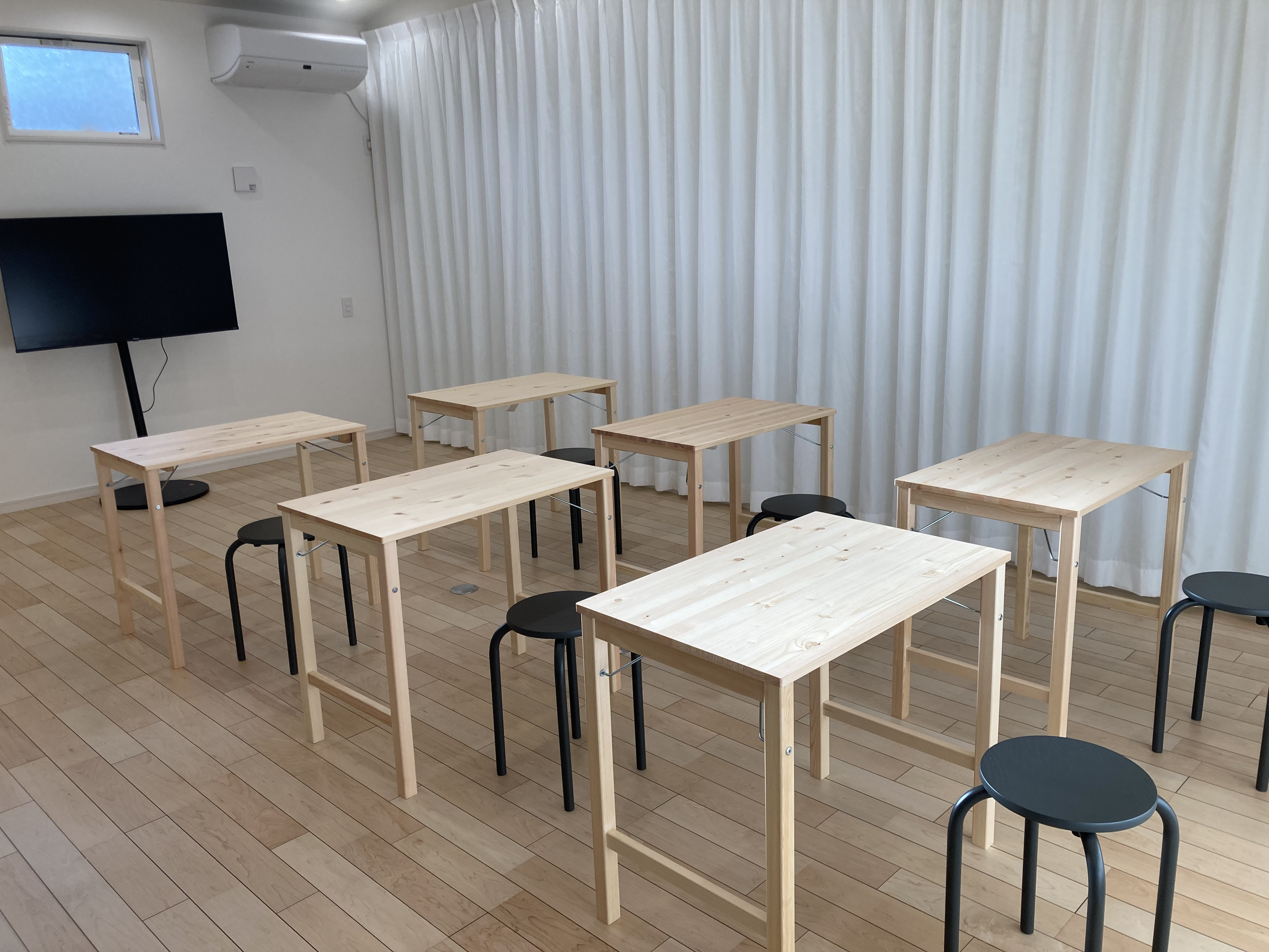 机と椅子を並べたスタジオ内の様子