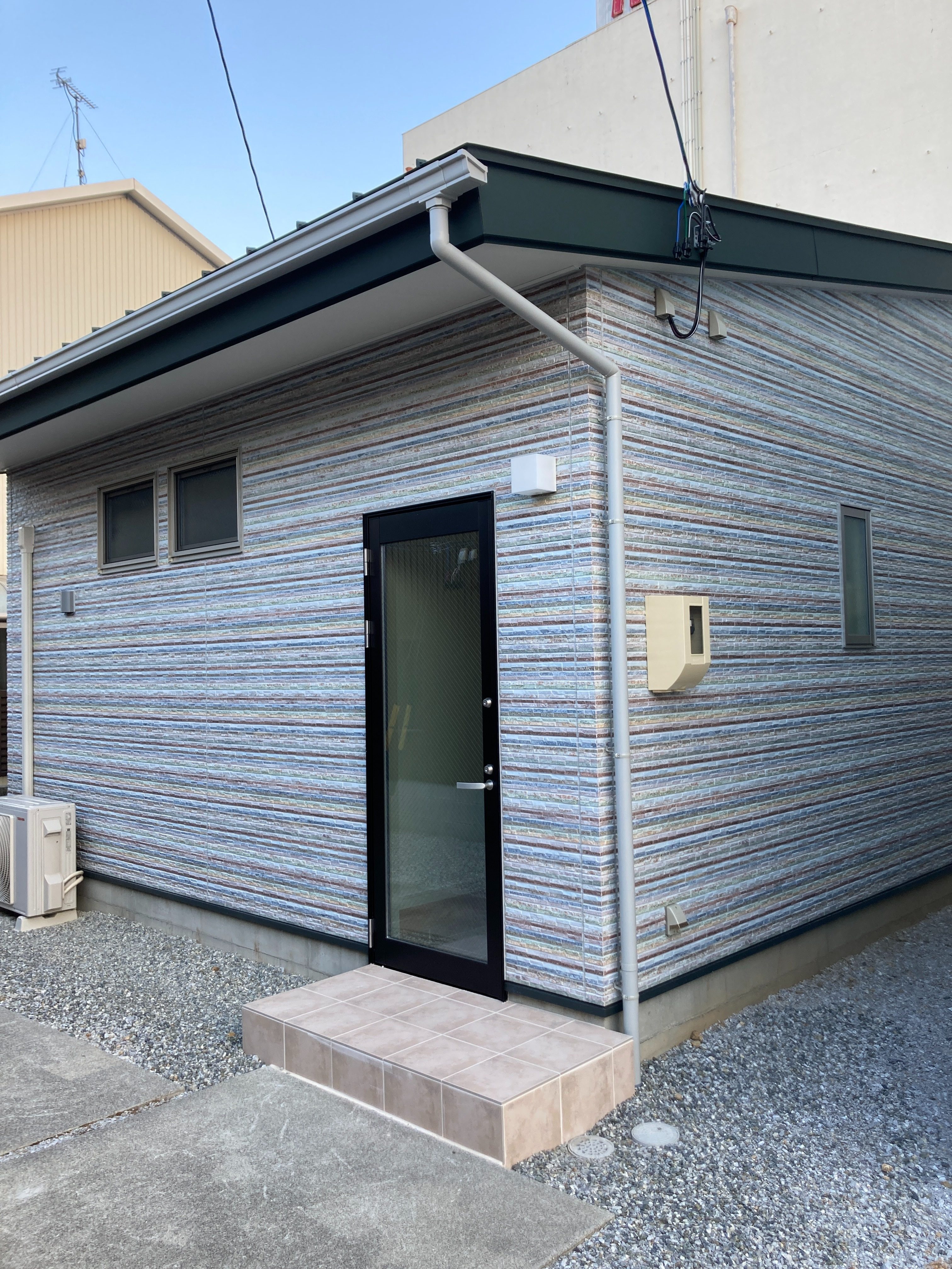 スタジオてんと外観と入り口