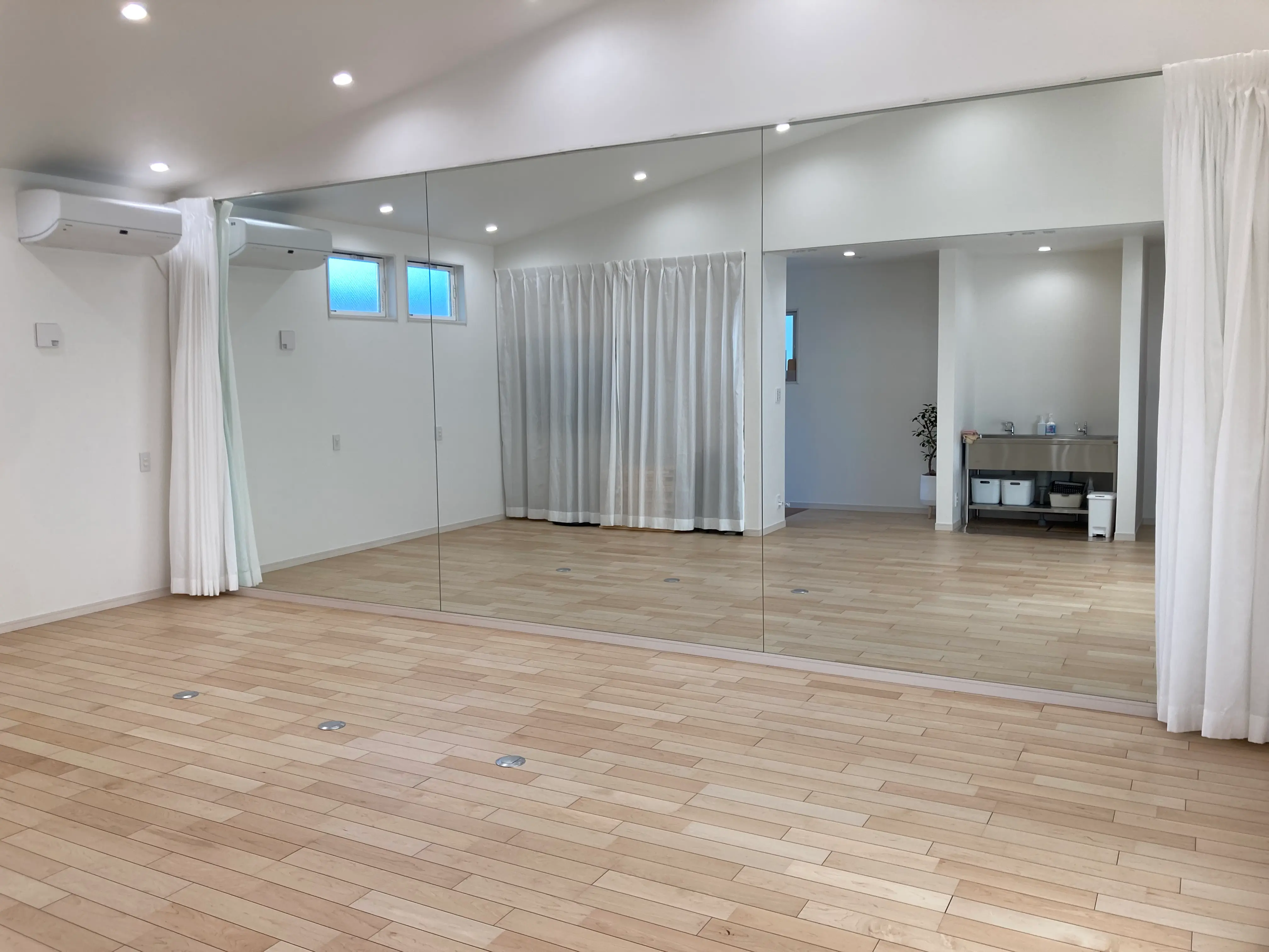 スタジオてんとの広々としたダンスフロアと大型鏡